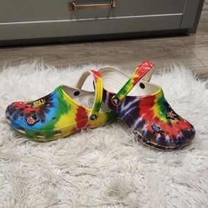 🌟 Crocs (ADULT) - Tie Dye Rainbow Colors With Spongebob JIBBITZ